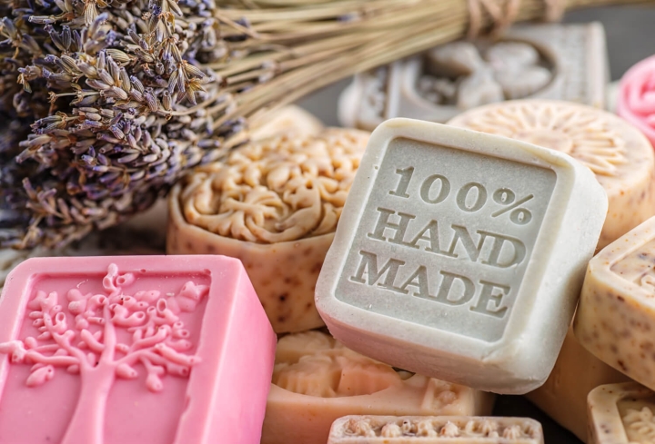 Nhìn vào cách làm xà phòng thủ công